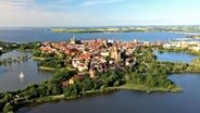 Stralsund, die prunkvolle Hansestadt am Strelasund, trägt stolz den Titel "UNESCO-Weltkulturerbe" – auch dank Backsteingotik und Barock. © NDR/nonfictionplanet/Eddy Zimmermann 