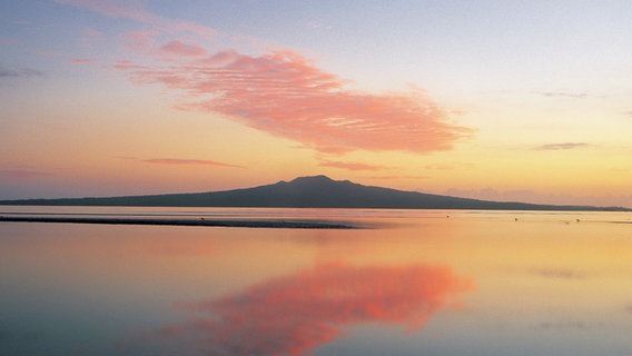 Sonnenaufgang vor Auckland. © NDR/Tourism New Zealand 