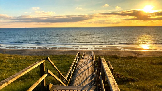 Sylt, die Insel mit der ikonischen Silhouette, ist nicht nur ein Touristenmagnet, sondern auch das Zuhause für Menschen und ihre Familien, die seit Generationen von und mit dem Eiland leben. © NDR/nonfictionplanet/Florian Melzer 