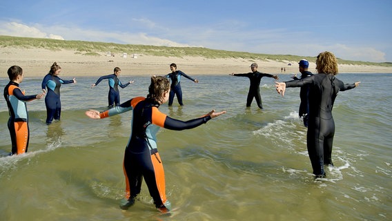 Therapie in der Nordsee: Das Projekt "Meer - Leben - Surf" bietet Kurse für krebskranke Kinder und Jugendliche. Inzwischen gibt es den Ritt auf der Welle sogar auf Rezept. © NDR/nonfictionplanet/Florian Melzer 