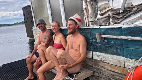 Schwitzen macht locker und lustig: Die Gründer des Sauna-Vereins von Oslo sind bestens gelaunt. © NDR/nonfictionplanet/Annette Plomin 
