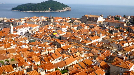 Perle der Adria, Kroatisches Athen, UNESCO-Welterbe: Dubrovniks weltberühmte Altstadt hat viele Namen. © NDR/nonfictionplanet/Florian Huber 