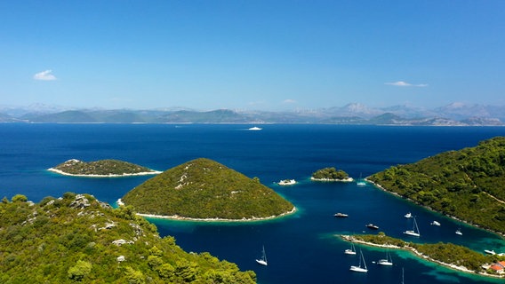 Die meisten der rund 1.200 kroatischen Inseln liegen im Süden Landes. Die Küste Dalmatiens ist eine ganz besondere Wasserwelt – ein Paradies nicht nur für Segler. © NDR/nonfictionplanet/Johannes Rudolph 