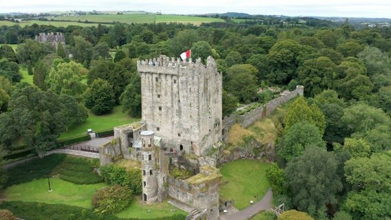 Das imposante Blarney Castle ist eine der meist besuchten Touristenattraktionen Irlands, vor allem wegen der Mythen und Legenden, die sich um das Schloss ranken. © NDR/nonfictionplanet/Jörg Hammermeister 