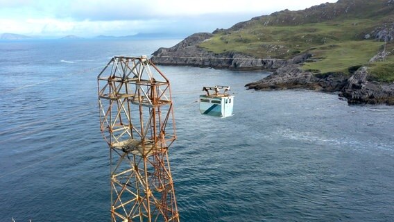 Drahtseilakt: Wer kein Boot hat, muss die Seilbahn nehmen. Die Überfahrt auf die Insel Dursey ist nichts für Menschen mit Höhenangst. © NDR/nonfictionplanet/Jörg Hammermeister 