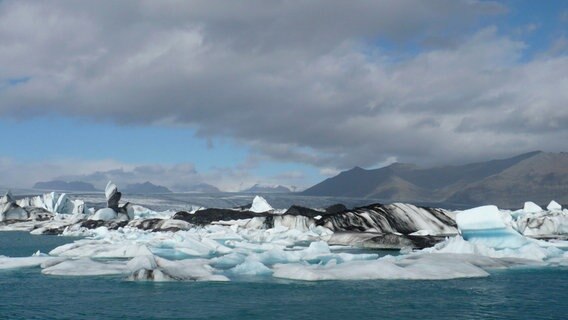 In Island gibt es sogar im Sommer Eis: kalbende Gletscher in spektakulärer Natur. © NDR/Philip Metelmann 