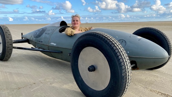 Mia Strandgaard will das historische Hotrod-Rennen auf Rømø unbedingt gewinnen – in ihrem "Belly-Racer", zusammengebaut aus einem alten Flugzeugtank. © NDR/nonfictionplanet/Till Lehmann 