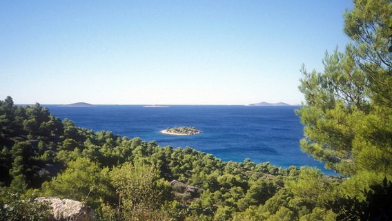 Mehr als 1.000 Inseln liegen vor Kroatiens Küste. © NDR/Florian Huber 