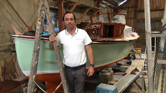 Bootsbauer Alexis Bonnin ist spezialisiert auf die Sanierung von Pinassen. Das sind die traditionellen Holzboote der Austernfischer. © NDR/Sebastian Bellwinkel 