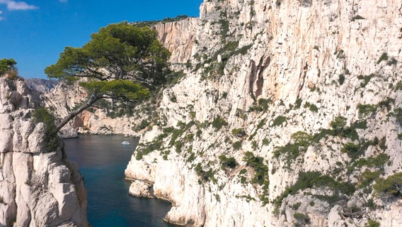 Die Kalksteinklippen zwischen Marseille und Cassis bilden malerische kleine Fjorde: die Calanques. © NDR/nonfictionplanet/Florian Melzer 