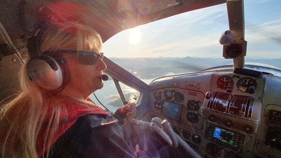 Schon an ihrem ersten Tag in Alaska wusste Michelle Masden: Wasserflugzeug-Pilotin - das ist es! Michelle ist hier die einzige Frau weit und breit, die ein "float plane" fliegen kann. © NDR/nonfictionplante/Ralf Biehler 