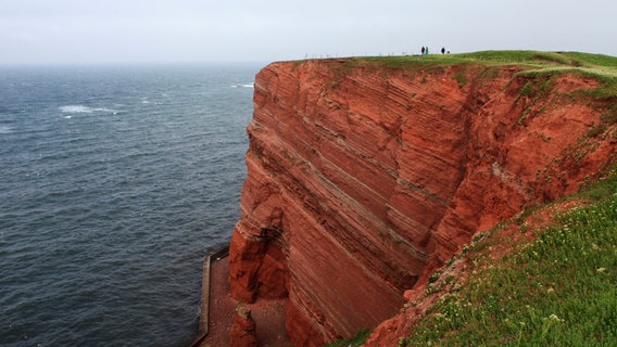 Leuchtend roter Felsen mitten in der Nordsee: die Insel Helgoland. © NDR/Florian Melzer 
