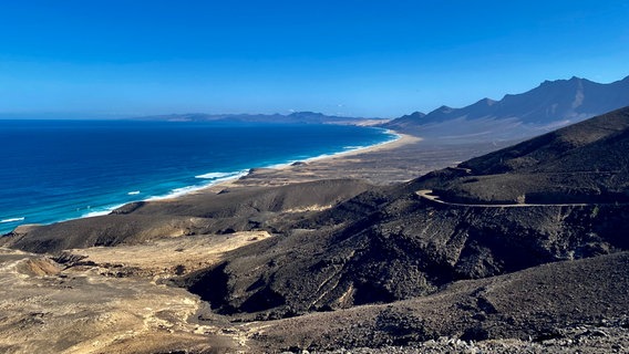 Der scheinbar unendliche Strand von Cofete. Abgeschieden gelegen hinter einem Bergmassiv im Süden der Insel Fuerteventura. © NDR/nonfictionplanet/Till Lehmann 