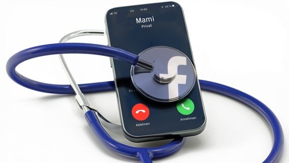 Ein Stethoskop mit einem Facebook-F liegt auf einem Smartphone ©  Fotolia Foto: Schlierner