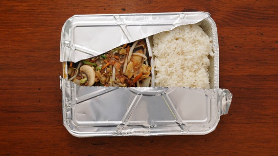 Vorgekochtes Essen verpackt in einer Aluminiumschale © imago/Schöning 