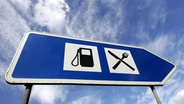 Rast-und Tankstelle - Hinweisschild an einer Autobahn © imago Foto: Papsch