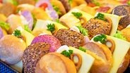 Mit Wurst und Käse belegte Brötchen © Fotolia.com Foto: bilderexpertin65