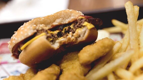 Burger, Chicken McNuggets und Pommes frites. © imago/onemorepicture 