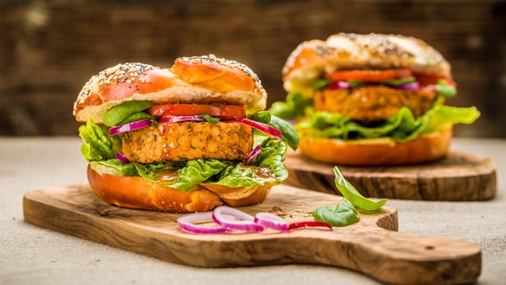 Zwei Burger mit vegetarischer Frikadelle. © Colourbox Foto:  Christian Fischer