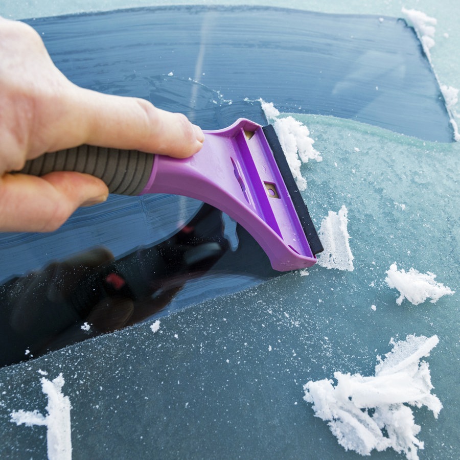 Tipp: Eis vom Autodach auf jeden Fall entfernen - Magazin