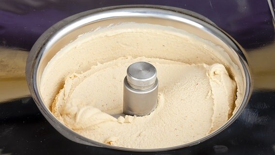 Gingerbread ice cream in an ice cream machine © fotolia Photo: Esther Hildebrandt