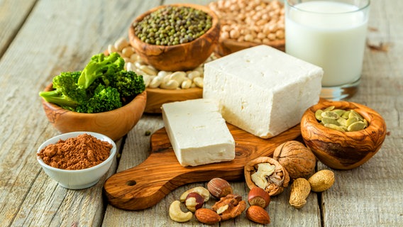 Noci, latte di soia, lenticchie, cavolfiori e fagioli in tavola © Fotolia.com Foto: anaumenko