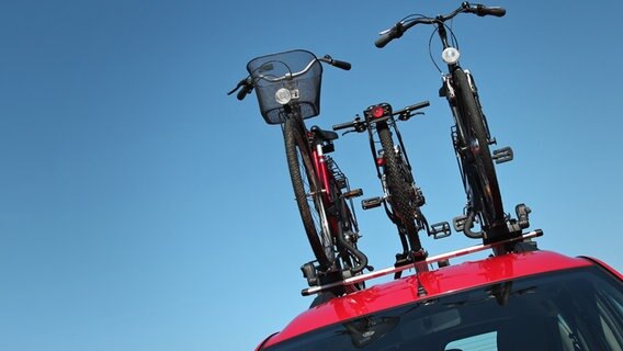 Drei Fahhräder auf dem Dachgepäckträger eines Autos. © fotolia Foto: B. Wylezich