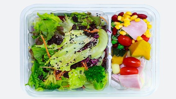 Fertigsalat aus dem Supermarkt in einer Plastikverpackung. © Colourbox Foto: kdshutterman