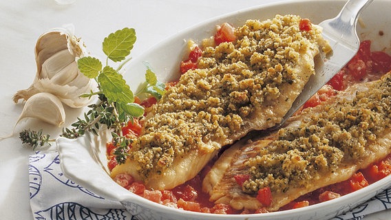 Fischfilet à la Bordelaise auf einem Teller serviert. © picture alliance/imageBROKER Foto: gourmet-vision