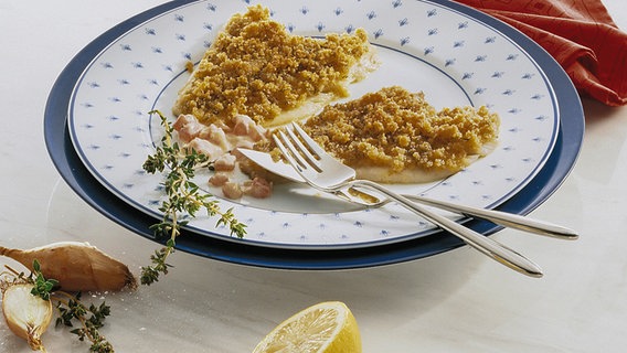 Ein Fischfilet à la Bordelaise auf einem Teller serviert. © picture alliance / imageBROKER Foto: gourmet-vision
