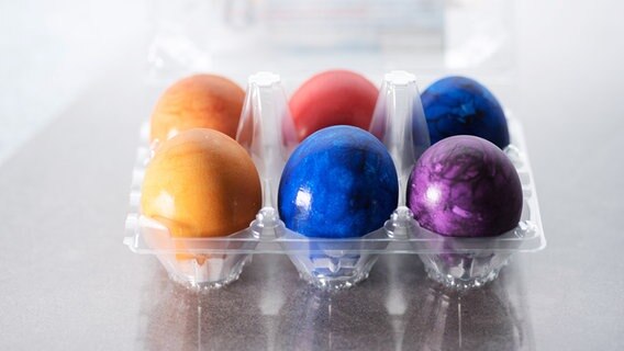 Gefärbte Eier in Plastikverpackung © imago/Ulrich Roth 