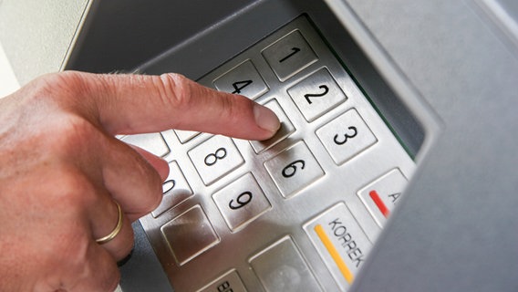 Pin wird an einem Geldautomaten manuell eingegeben © Colourbox 
