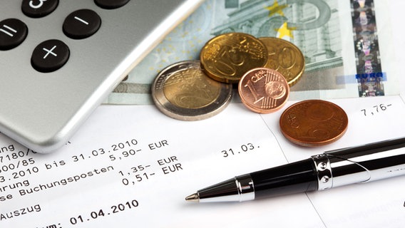 Euromünzen und ein Taschenrechner liegen auf einem Kontoauszug. © Colourbox Foto: hoch2wo photo & design