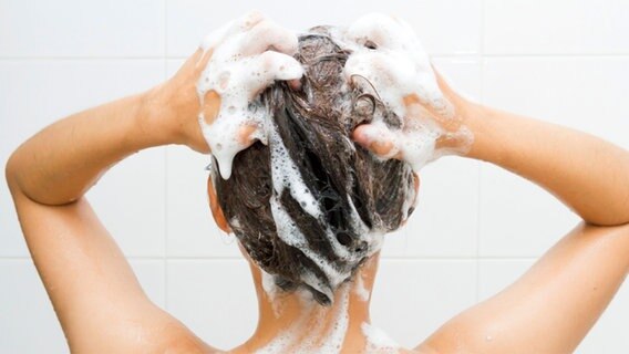 Frau wäscht ihre Haare unter der Dusche. © fotolia Foto: somjring34