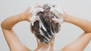 Frau wäscht Haare unter der Dusche. © fotolia Foto: somjring34