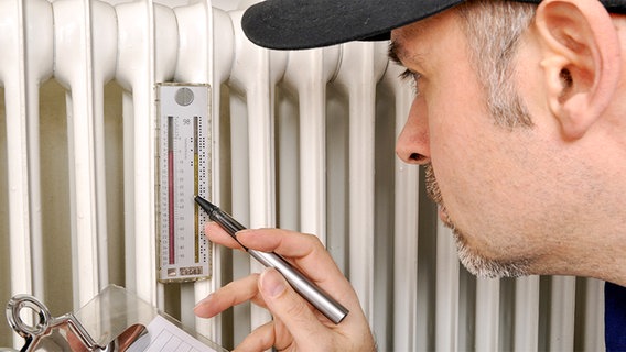 Handwerker liest Heizkostenverteiler ab © Fotolia.com Foto: Dan Race