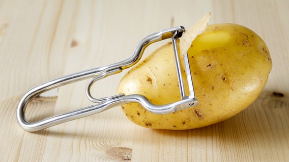 Kartoffel mit Sparschäler © Fotolia.com Foto: katyspichal