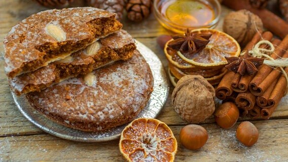 Runde Lebkuchen dekoriert mit Zimt, Honig und Nüssen. © colourbox Foto: -