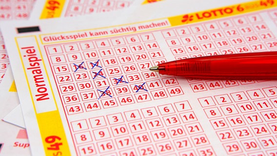 Auf einem Lottozettel sind mit Kugelschreiber Zahlen angekreuzt. © Fotolia.com Foto: M. Schuppich