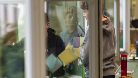 Schulkinder stehen an den geöffneten Fenstern ihres Klassenraumes Schulkinder stehen an den geöffneten Fenstern ihres Klassenraumes © picture alliance/KEYSTONE Foto: ALESSANDRO DELLA VALLE