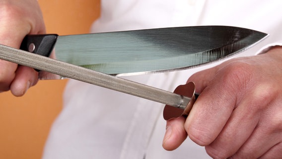 Ein Messer wird geschärft. © Fotolia.com Foto: Constantinos