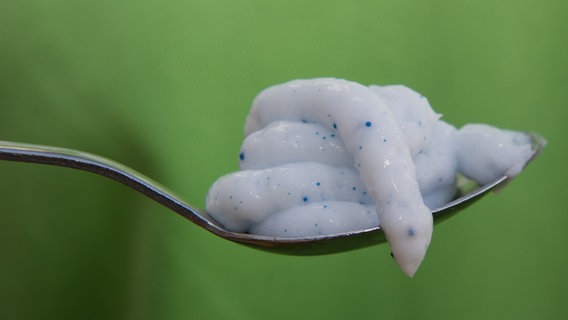 Eine Kosmetikprodukt mit Mikroplastik auf einem Löffel. © picture alliance / dpa Foto: Stefan Sauer