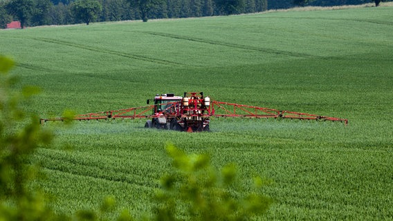 Ein Landwirt bringt Pestizide auf einem Feld aus. © Colourbox Foto: Beneda Miroslav
