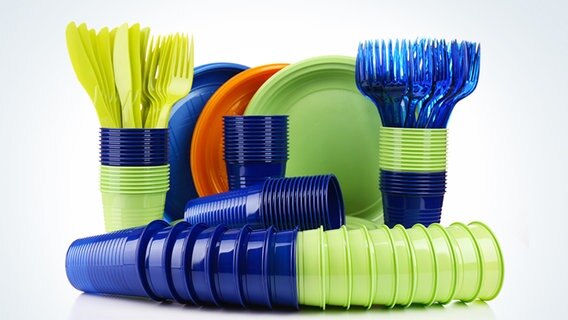 Plastikgeschirr © fotolia Foto: Africa Studio