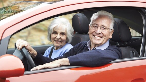 Rentnerpaar in einem Auto. © fotolia Foto: highwaystarz