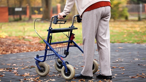 Seniorin geht mit Hilfe eines Rollators spazieren © Fotolia Foto: Photographee.eu