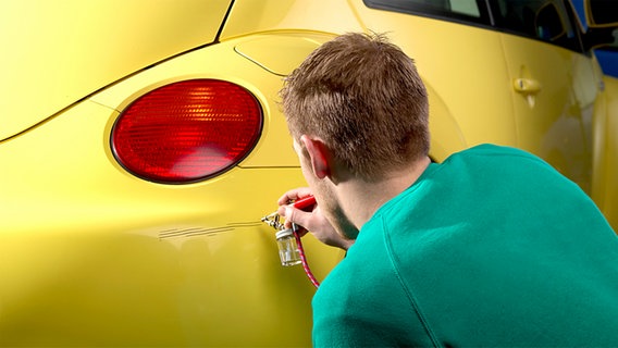 Lackkratzer am Auto werden bearbeitet. © Fotolia.com Foto: Günter Menzl