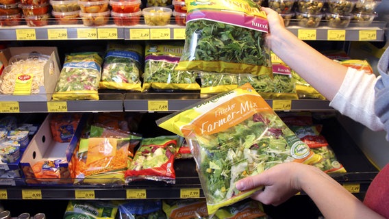 Abgepackter Salatmix im Supermarktregal © imago/Jochen Tack 