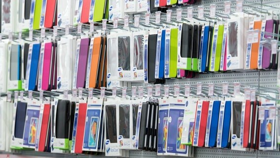 Diverse Smartphonehüllen in einem Geschäft. © picture alliance / dpa Foto: Armin Weigel