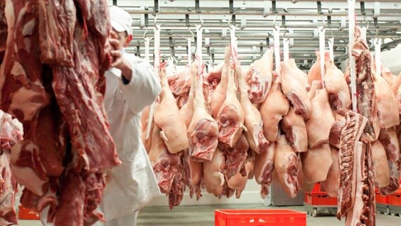 Schweinehälften im Schlachthof. © fotolia Foto: fineart-collection